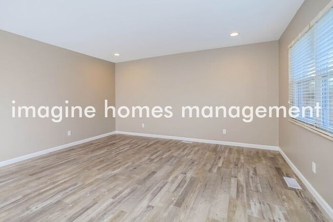 Building Photo - Available in September! Pet Friendly, 3 be...