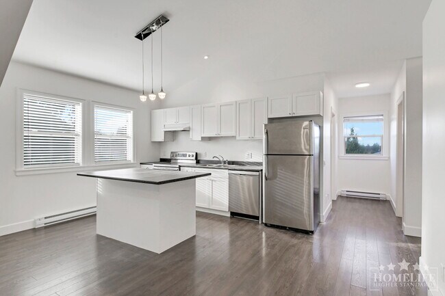 Photo du bâtiment - 1 Bed, 1 Bath Coach House with Den for Rent in Langley!