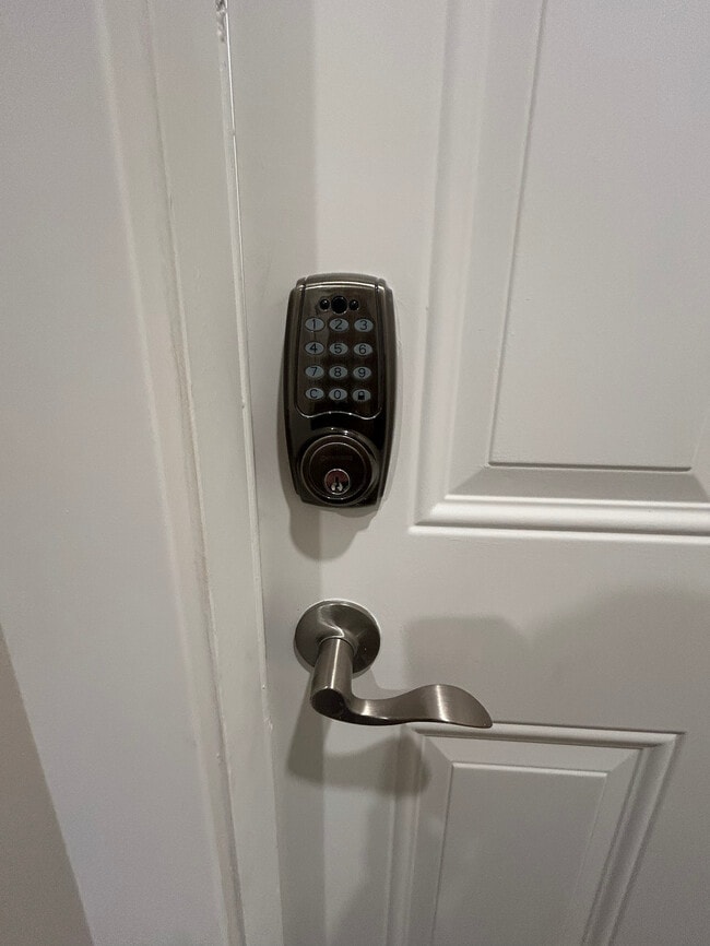 Building Photo - 2 BED - 2 BATH - HAMILTON - BASEMENT