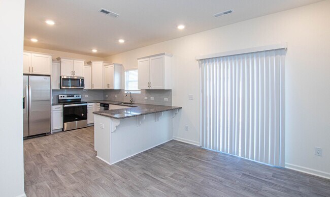 Foto del edificio - BEAUTIFUL 3BD/2.5BTH Townhome - Belmont - ...