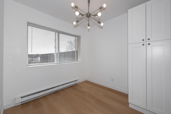 Building Photo - Top-Floor 2bed/1bath Apartment in Prime Redmond Location!