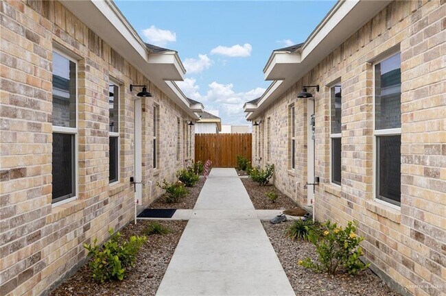 Building Photo - 2709 E Israel Ave