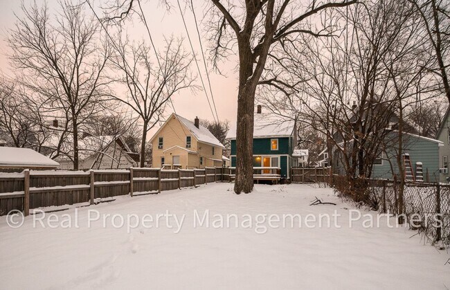 Foto del edificio - 3 Bedroom 1 Bath Home in Midtown GR – Fully Fenced Yard