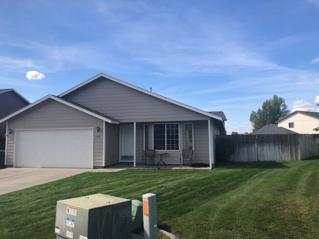 Building Photo - 3 bed|2 bath house with NEW PAINT & CARPET!