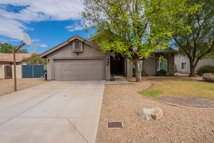 Foto principal - 3 Bed 2 Bath Home with Diving Pool