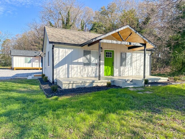Foto del edificio - Modern Board and Batten Home - Renting Now...