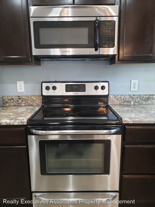 Building Photo - 5901 Apple Valley Dr