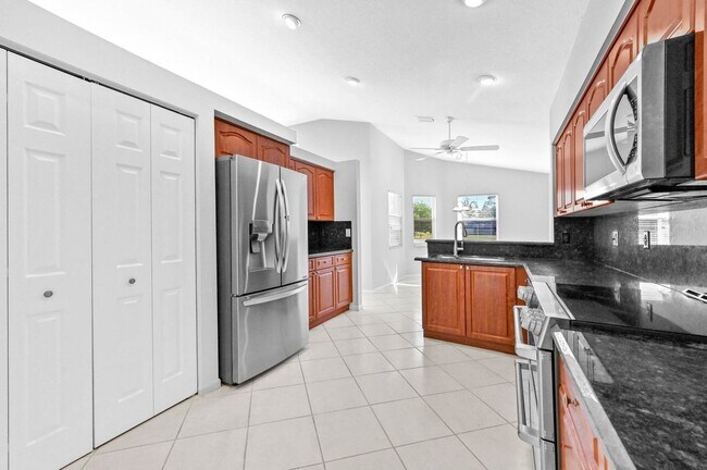 Foto del edificio - 14066 Glenlyon Ct