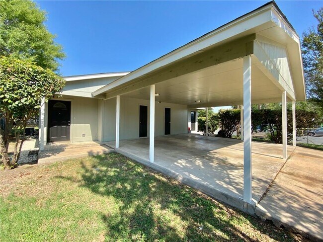 Foto del edificio - 2110 Blue Meadow Dr