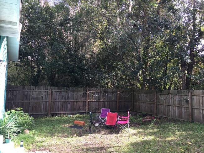 Building Photo - Large 4 Bedroom, 2 Bathroom House