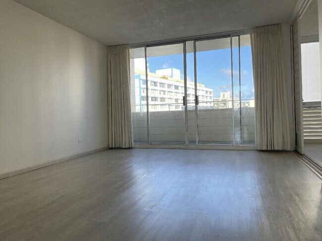 Foto del edificio - To register for the showing time below, no...