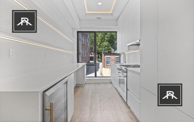Foto del edificio - 4 bedroom in Brookline MA 02446