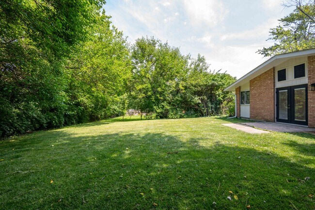 Foto del edificio - Contemporary Mid Century Modern and updated 3 Bedroom Ranch