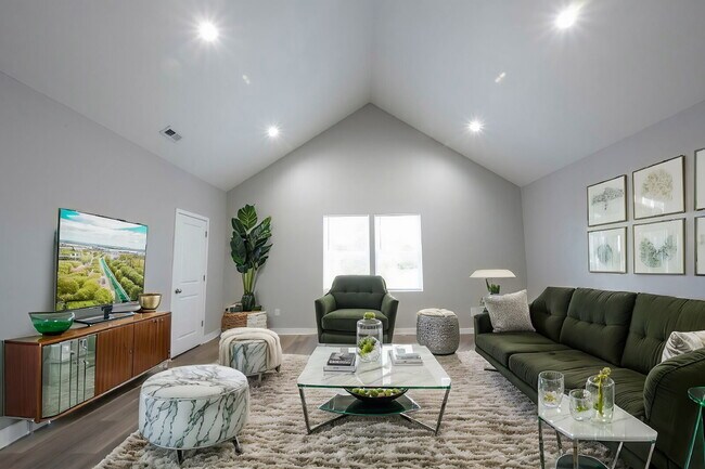 Building Photo - "Spacious & Modern 3-Bedroom Duplex on North Dexter Street – Your Perfect Indianapolis Retreat!"