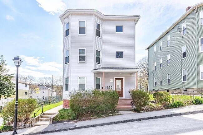 Building Photo - 62 Raymond St