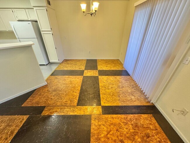 Building Photo - SPACIOUS 2 BEDROOM TOP FLOOR CONDO