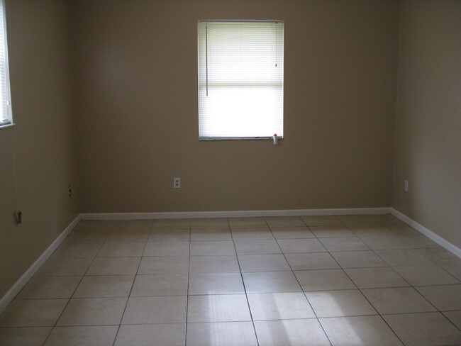 Building Photo - 4909 Serafica Dr
