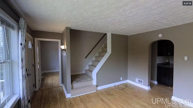 Foto del edificio - 601 N McClellan Ave