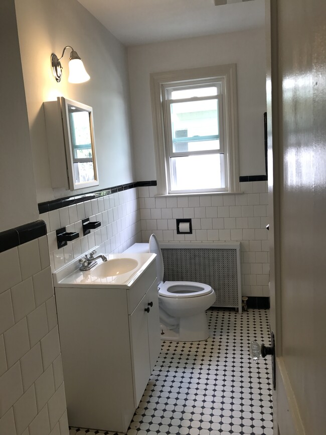 bathroom - 344 Ellsworth St