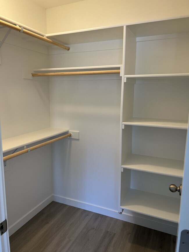 Vestidor de la suite principal - 4840 48th Loop