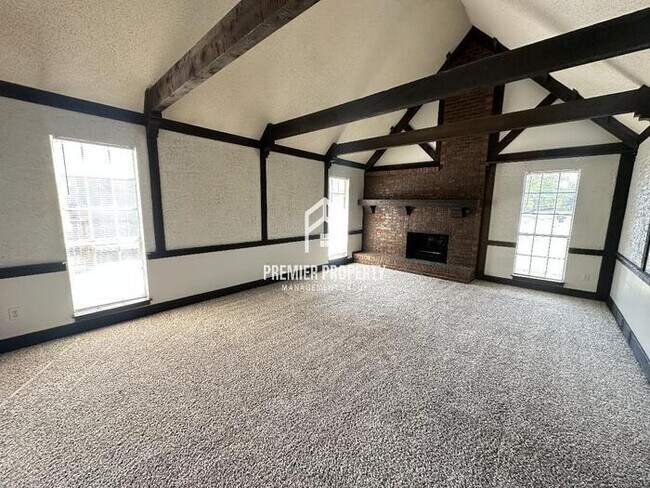 Foto del edificio - 6016 Rosewind Cir W