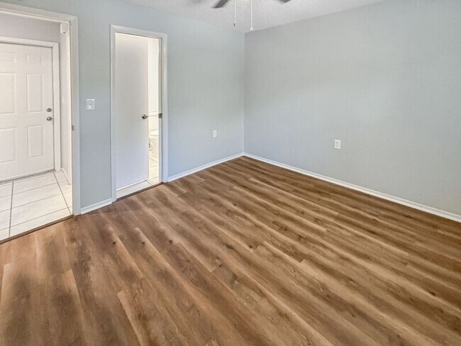 Building Photo - 10485 Lightwood St