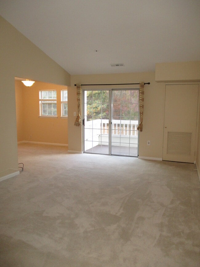 Building Photo - Top Floor 2BR/2BA Fully Updated Condo in E...