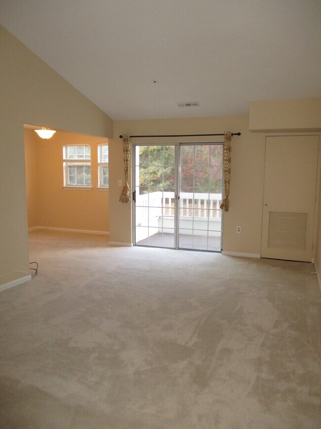 Foto del edificio - Top Floor 2BR/2BA Fully Updated Condo in E...