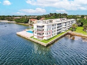 Building Photo - 1820 New Palm Way