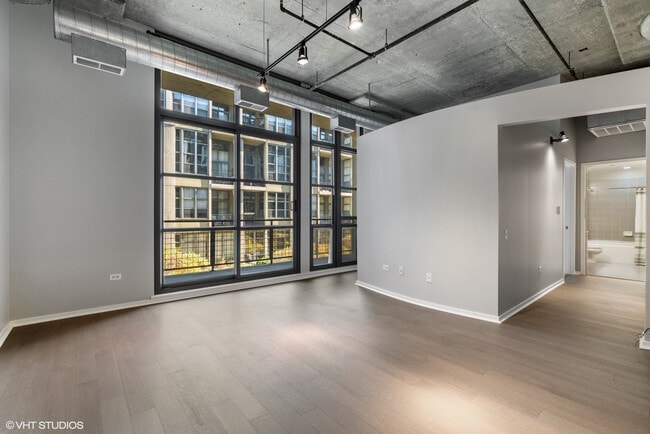 Building Photo - 900 N Kingsbury St