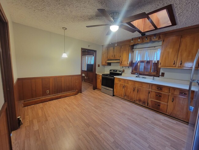 Building Photo - Great 3 Bed 1.5 Bath Home in South Richmon...
