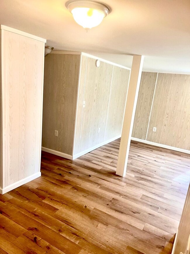 Building Photo - Three bedroom, one bath house in Hillsborough