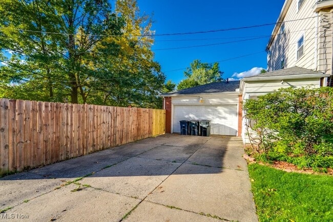 Building Photo - 630 Mineola Ave
