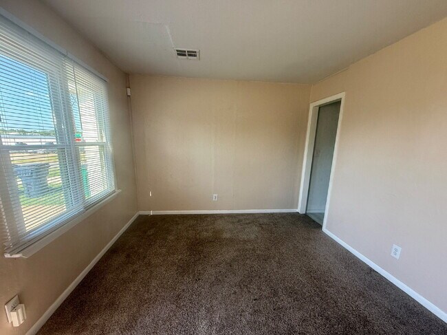 Foto del edificio - 2 Bed, 1 Bath Home in OKC – $950/month