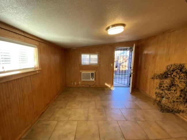 Building Photo - Bungalow close to the Lake