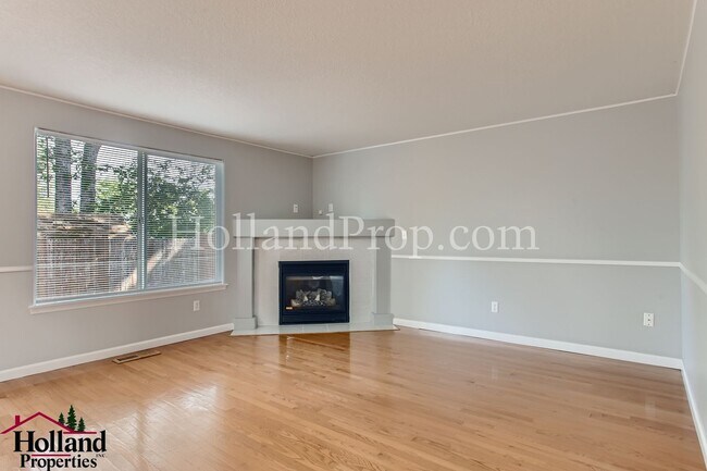 Foto del edificio - Charming 2-Story Home with Modern Comforts...