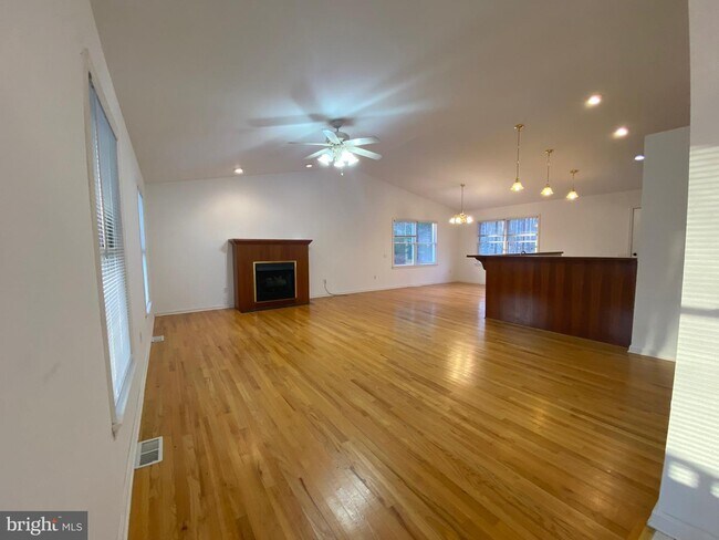 Building Photo - 237 Sylvan Ln