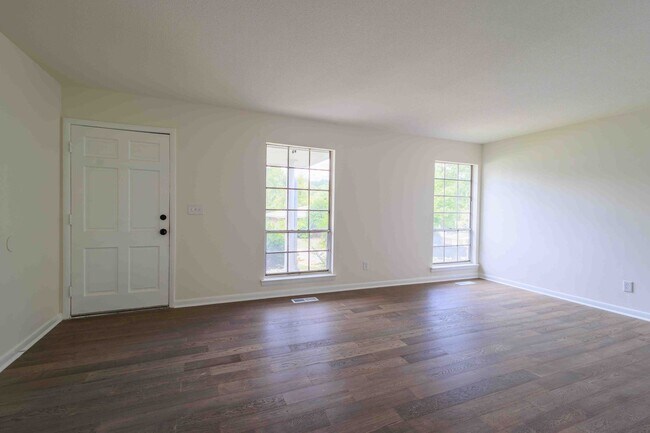 Foto del edificio - 3414-3416 Betty Ln