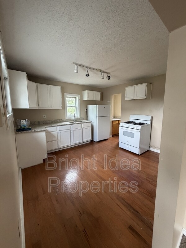 Building Photo - 1097 Suburban Ave E