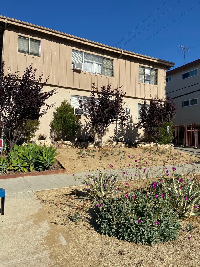 Foto del edificio - 1759 Winona Blvd