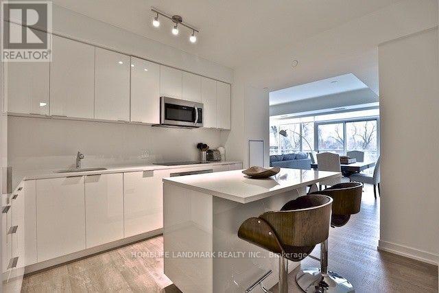 Photo du bâtiment - 223-223 St Clair Ave W