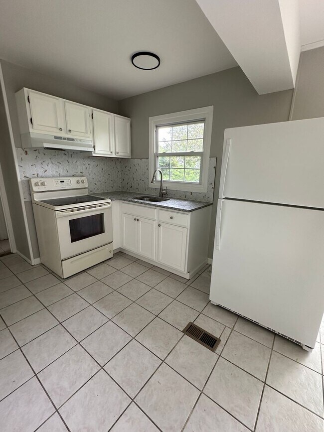 Building Photo - 4 Bedroom, 2 Bathroom Cape Cod