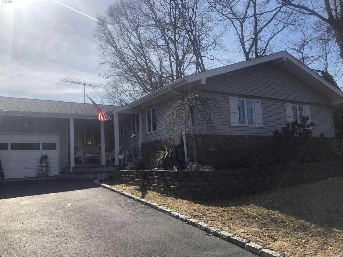 30 Cardinal Ln, Hauppauge, NY 11788 House Rental in Hauppauge, NY