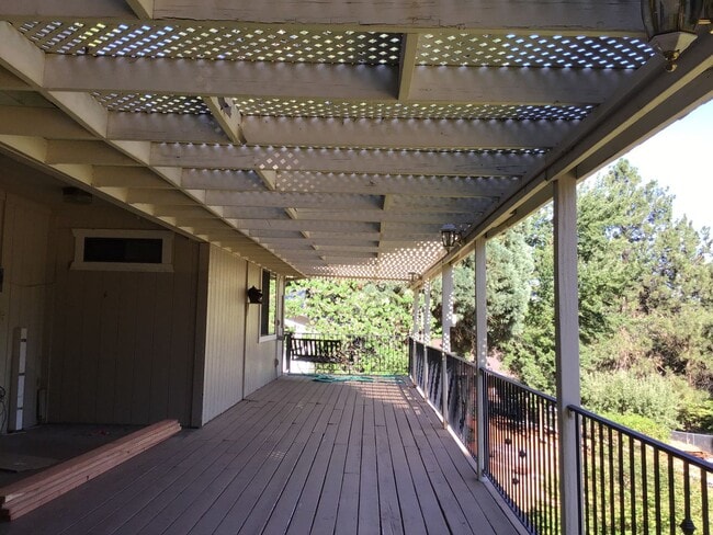 Building Photo - Beautifully landscaped three bedroom two b...