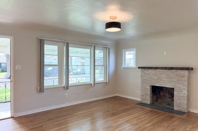 Building Photo - 431 Deodar Ave