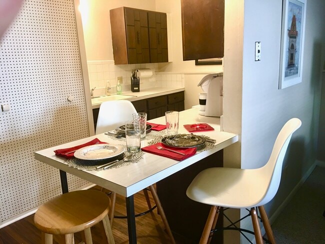 Building Photo - Lee Crest Apartments