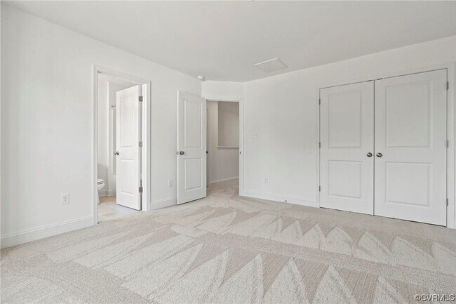 Building Photo - 13800 Village View Dr