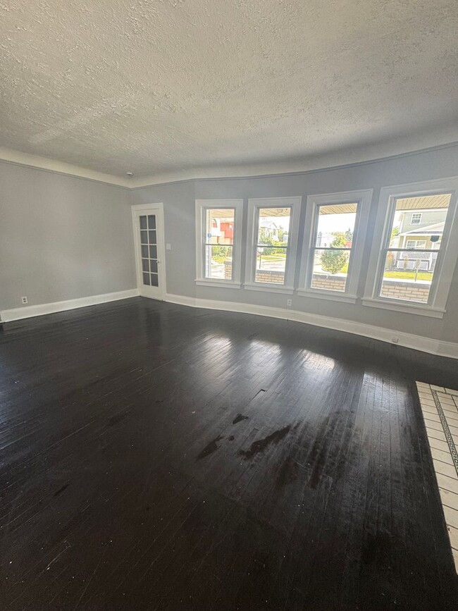 Building Photo - Shaker Heights 3 Bedroom Down