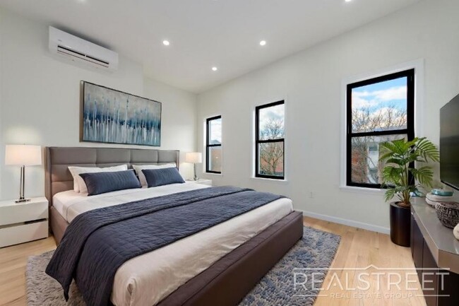 Foto del edificio - 3 bedroom in BROOKLYN NY 11207