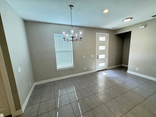 Foto del edificio - Beautiful 4 Bedroom, 2 Bathroom Home in Poinciana!!